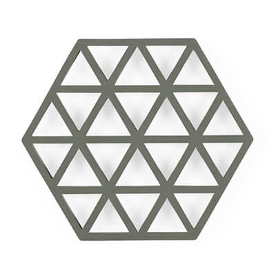 Zur Produktseite von Zone Untersetzer Triangle, oliv Zone Untersetzer Triangle, oliv