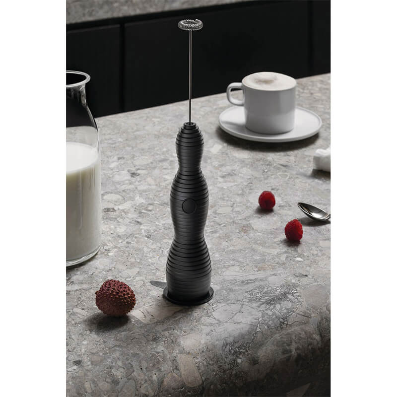 Alessi Pulcina Milchaufschäumer mit Akku - wiederaufladbar per USB, schwarz weitere Ansicht Alessi Pulcina Milchaufschäumer mit Akku - wiederaufladbar per USB, schwarz