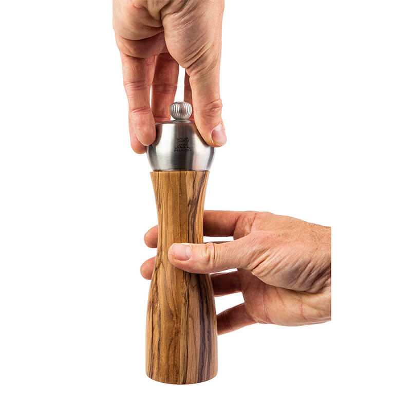 Peugeot Fidji manuelle Pfeffermühle aus Olivenholz & Edelstahl, 20 cm weitere Ansicht Peugeot Fidji manuelle Pfeffermühle aus Olivenholz & Edelstahl, 20 cm