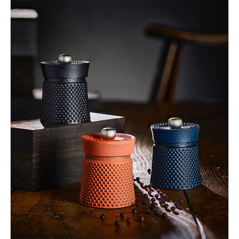 Peugeot Bali Fonte manuelle Pfeffermühle aus Gusseisen schwarz, 8 cm weitere Ansicht Peugeot Bali Fonte manuelle Pfeffermühle aus Gusseisen schwarz, 8 cm