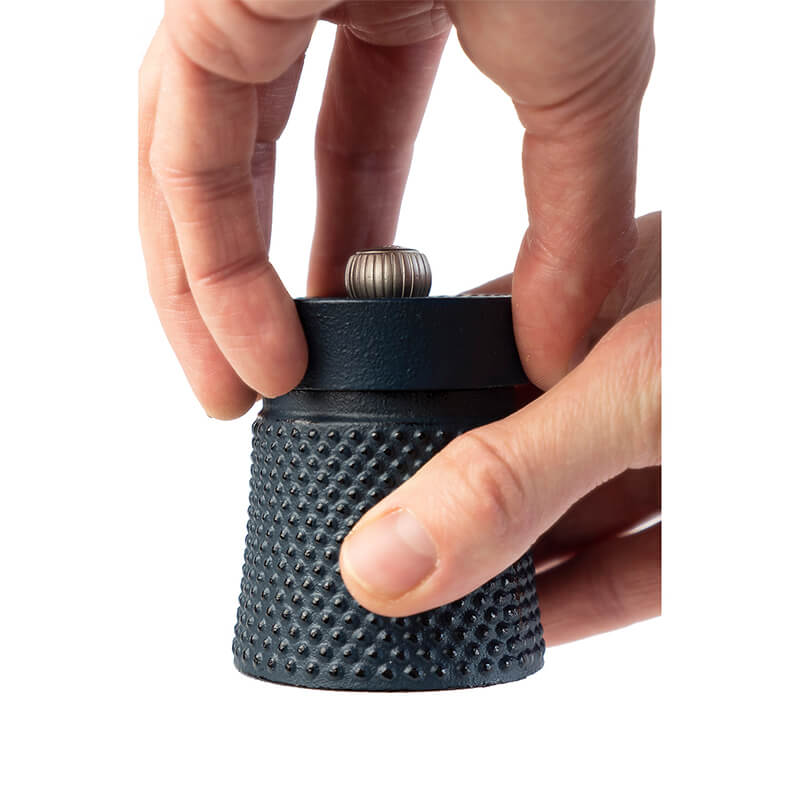Peugeot Bali Fonte manuelle Pfeffermühle aus Gusseisen blau, 8 cm weitere Ansicht Peugeot Bali Fonte manuelle Pfeffermühle aus Gusseisen blau, 8 cm