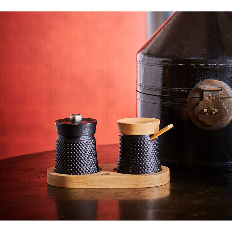Peugeot Bali Pfeffermühle & Salzschälchen aus Gusseisen mit Holzdeckel & Löffel aus als Geschenkbox weitere Ansicht Peugeot Bali Pfeffermühle & Salzschälchen aus Gusseisen mit Holzdeckel & Löffel aus als Geschenkbox