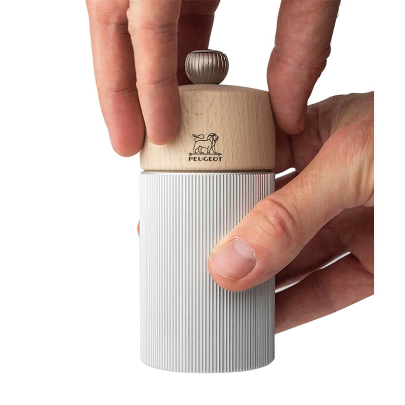 Peugeot Line manuelle Pfeffermühle aus Alu & Naturholz, 12 cm weitere Ansicht Peugeot Line manuelle Pfeffermühle aus Alu & Naturholz, 12 cm
