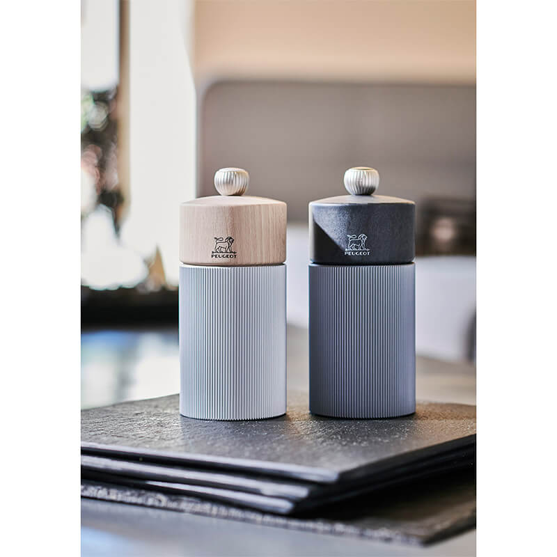 Peugeot Line Carbone manuelle Salzmühle aus dunklem Alu & graphit-farbenem Holz, 12 cm