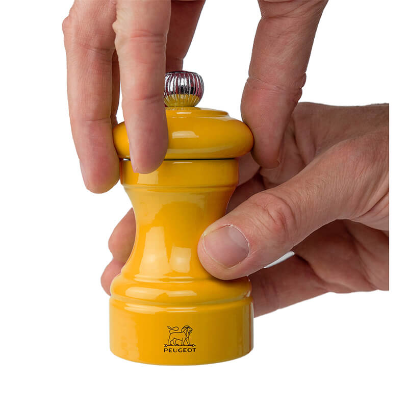 Peugeot Bistro manuelle Pfeffermühle aus Holz, lackiert safrangelb, 10 cm weitere Ansicht Peugeot Bistro manuelle Pfeffermühle aus Holz, lackiert safrangelb, 10 cm
