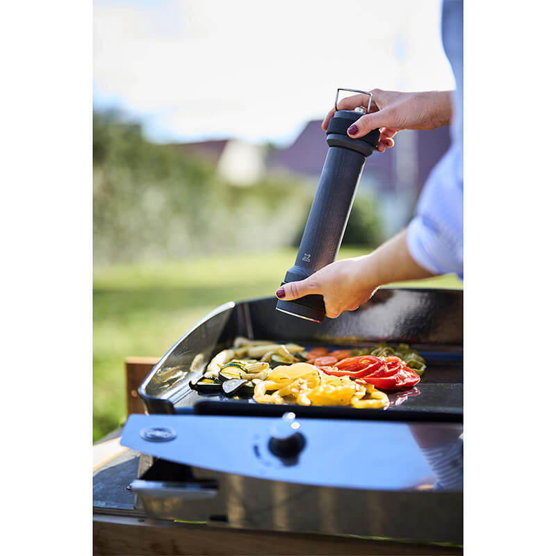 Peugeot BBQ manuelle Pfeffermühle mit Licht aus Holz graphit, 30 cm weitere Ansicht Peugeot BBQ manuelle Pfeffermühle mit Licht aus Holz graphit, 30 cm