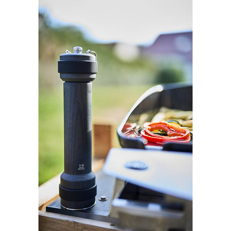 Peugeot BBQ manuelle Pfeffermühle mit Licht aus Holz graphit, 30 cm weitere Ansicht Peugeot BBQ manuelle Pfeffermühle mit Licht aus Holz graphit, 30 cm
