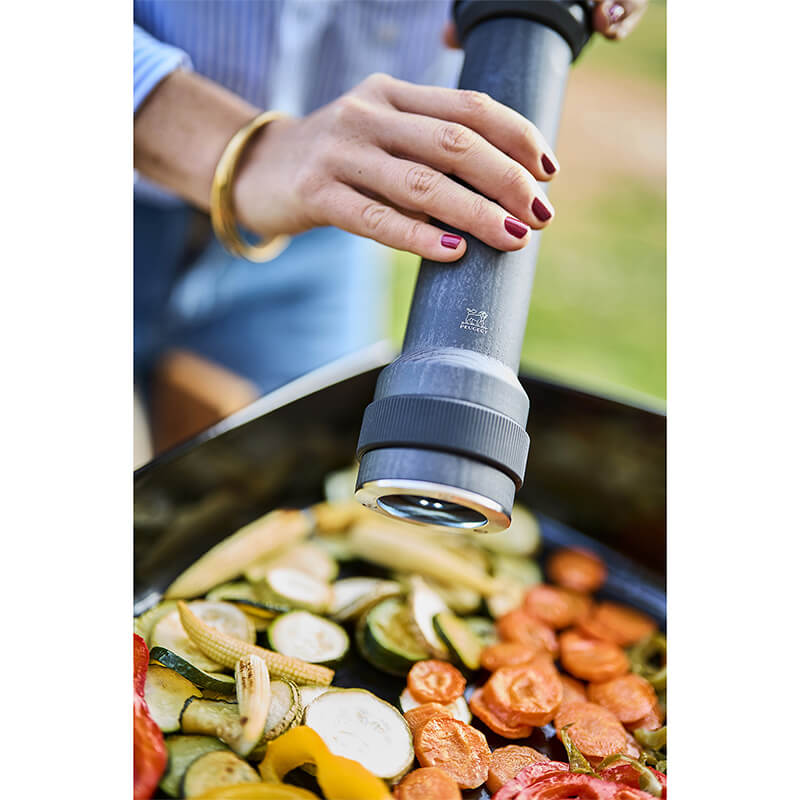 Peugeot BBQ manuelle Pfeffermühle mit Licht aus Holz graphit, 30 cm weitere Ansicht Peugeot BBQ manuelle Pfeffermühle mit Licht aus Holz graphit, 30 cm