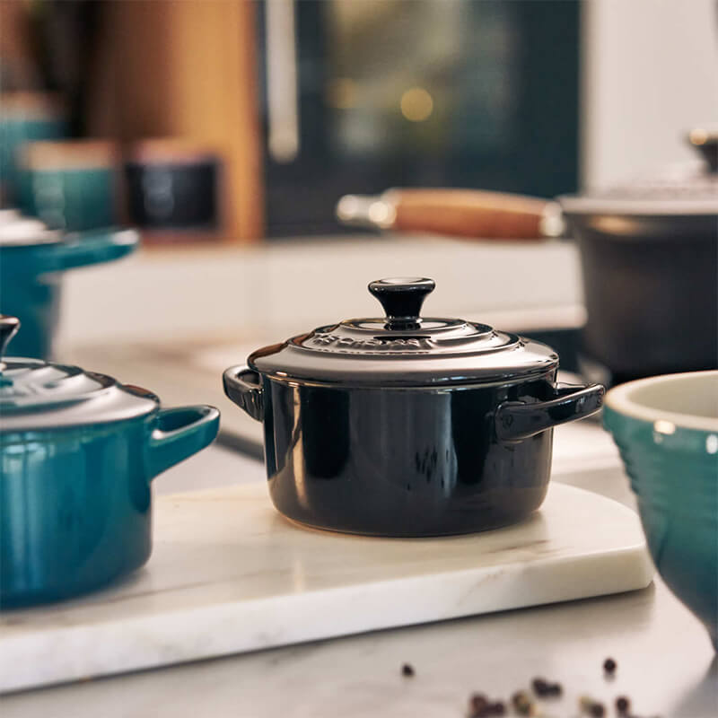 Le Creuset Mini Cocotte schwarz weitere Ansicht Le Creuset Mini Cocotte schwarz