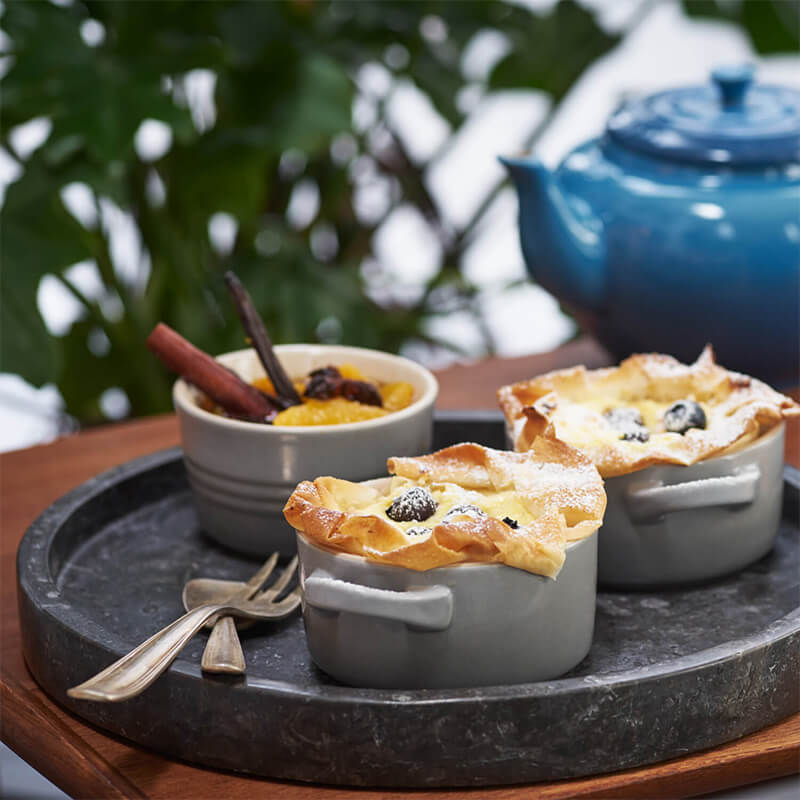 Le Creuset Mini Cocotte perlgrau weitere Ansicht Le Creuset Mini Cocotte perlgrau