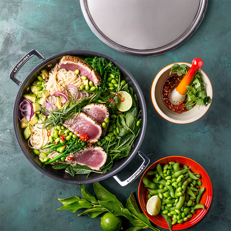Le Creuset 3-ply Profipfanne mit Deckel antihaft, Ø 30 cm weitere Ansicht Le Creuset 3-ply Profipfanne mit Deckel antihaft, Ø 30 cm