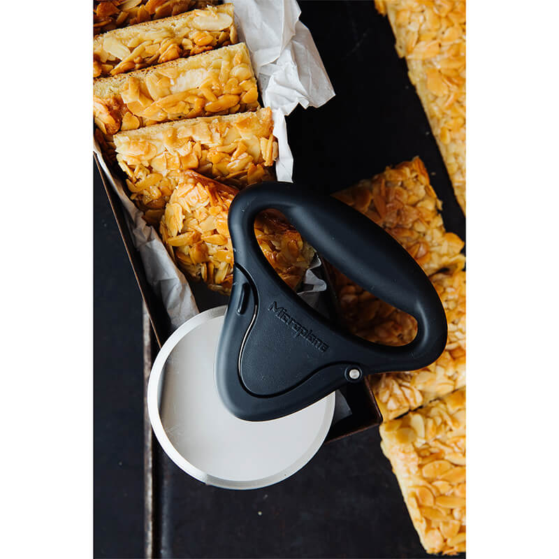 Microplane Pizza Schneider mit herausnehmbarer Klinge, schwarz