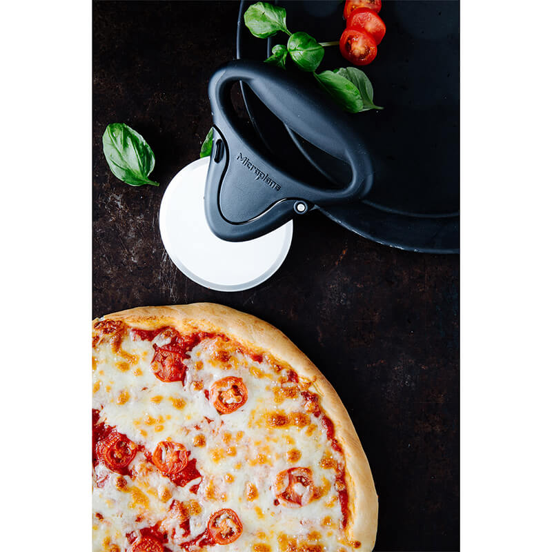 Microplane Pizza Schneider mit herausnehmbarer Klinge, schwarz