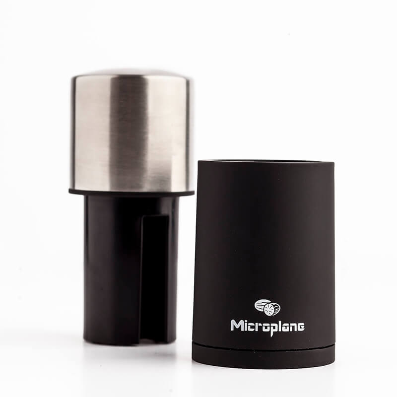 Microplane Gewürzmühle 2 in 1 aus Edelstahl weitere Ansicht Microplane Gewürzmühle 2 in 1 aus Edelstahl