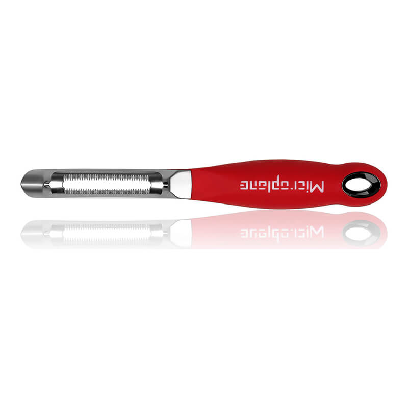 Microplane Profi-Schäler mit gezahnter Klinge aus Edelstahl weitere Ansicht Microplane Profi-Schäler mit gezahnter Klinge aus Edelstahl