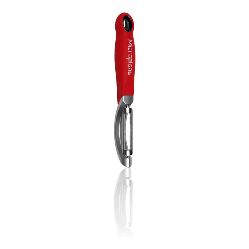 Microplane Profi-Schäler mit gezahnter Klinge aus Edelstahl weitere Ansicht Microplane Profi-Schäler mit gezahnter Klinge aus Edelstahl