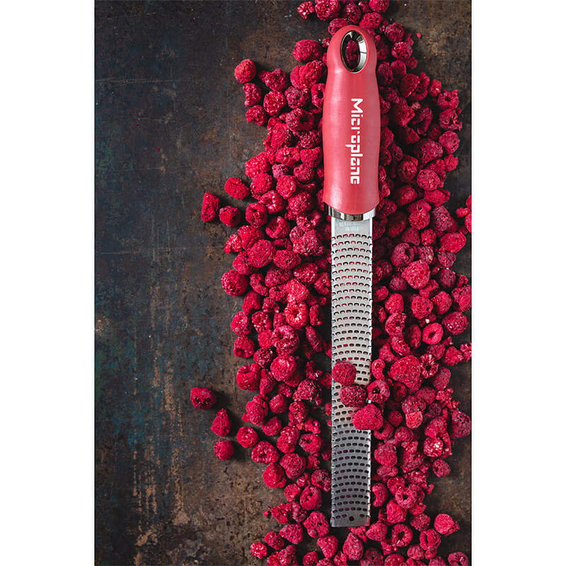 Microplane Premium Zester / Reibe, Granatapfelrot weitere Ansicht Microplane Premium Zester / Reibe, Granatapfelrot