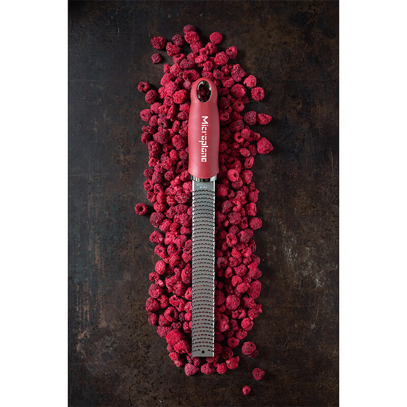 Microplane Premium Zester / Reibe, Granatapfelrot weitere Ansicht Microplane Premium Zester / Reibe, Granatapfelrot