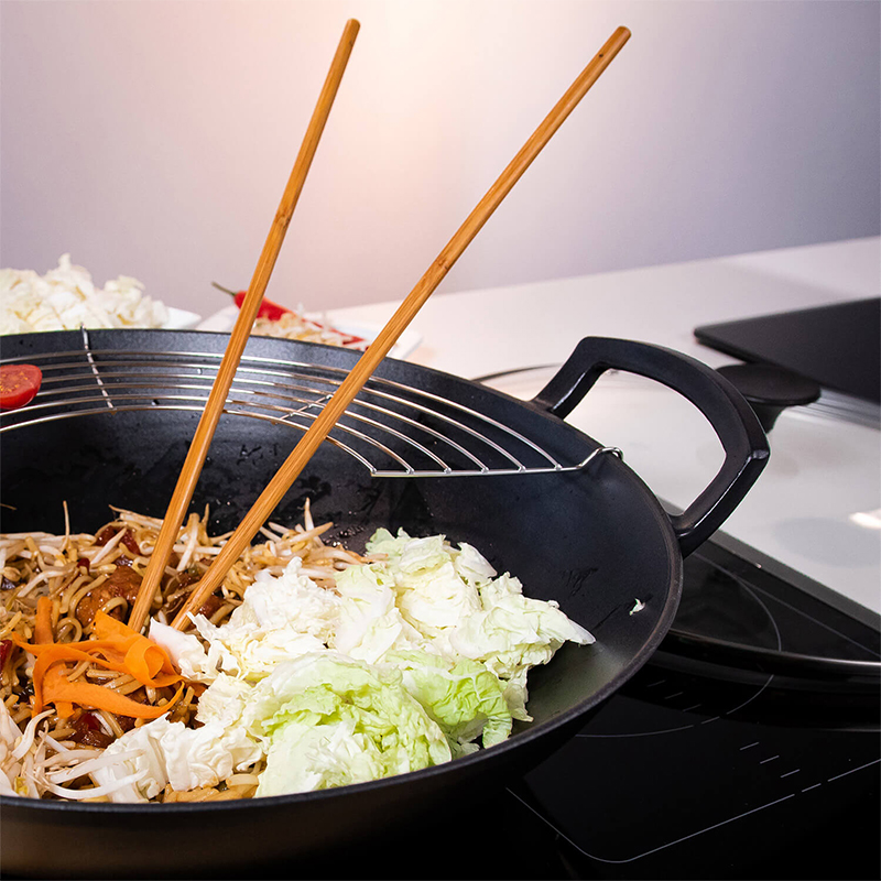 Spring Wok-Set aus Gusseisen mit Glasdeckel, Ø 35 cm